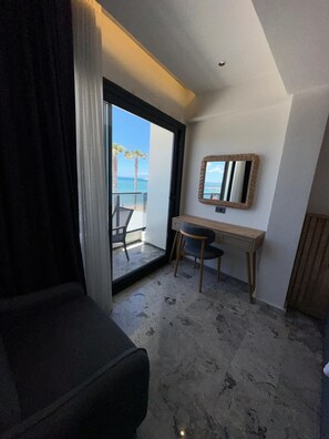 Comfort vierpersoonskamer, balkon, uitzicht op zee | Woonruimte