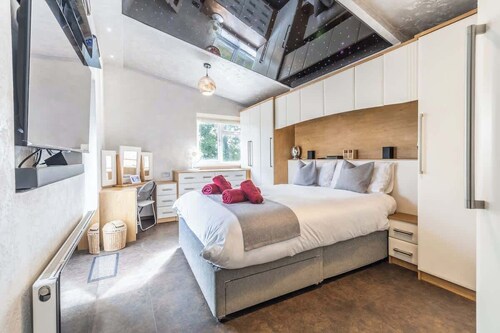 Stylish 3BR Home | Hot Tub | Near NEC, HS2 & JLR