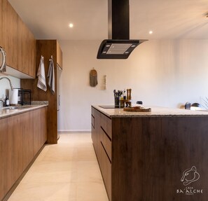 Private kitchen - Beautiful 3 BR apartment CASA TORTUGA w / 4 Pools / BBQ / 10 min Drive to Beach (Playa del Carmen)