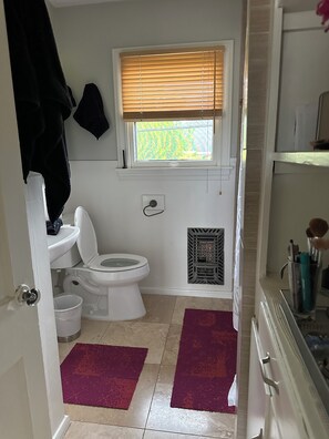 Haartrockner, Handtücher, Seife, Toilettenpapier