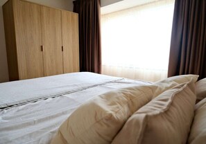 Room - Luxury 4-Bed Townhouse | Parking, Garden & Office (Windsor)