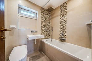 Bathroom - Luxury 4-Bed Townhouse | Parking, Garden & Office (Windsor)