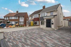 Exterior - Luxury 4-Bed Townhouse | Parking, Garden & Office (Windsor)