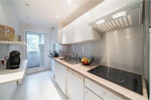 Private kitchen - Vrbo Property (Cannes)