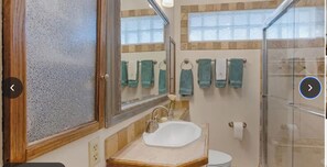 Secadora de cabello, toallas, jabón, papel de baño 