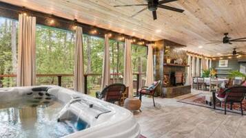 Indoor spa tub