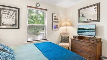 3 slaapkamers, een strijkplank/strijkijzer, gratis wifi, beddengoed