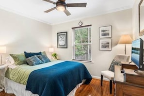 3 bedrooms, iron/ironing board, free WiFi, bed sheets - Downtown and Beach accessible Hot Tub + Firepit (Mobile)