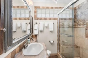 Hair dryer, towels, soap, shampoo - Downtown and Beach accessible Hot Tub + Firepit (Mobile)