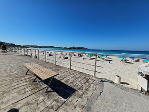 En la playa, arena blanca