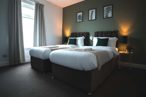 Spacious Coventry House: WiFi, Parking, Great for Groups