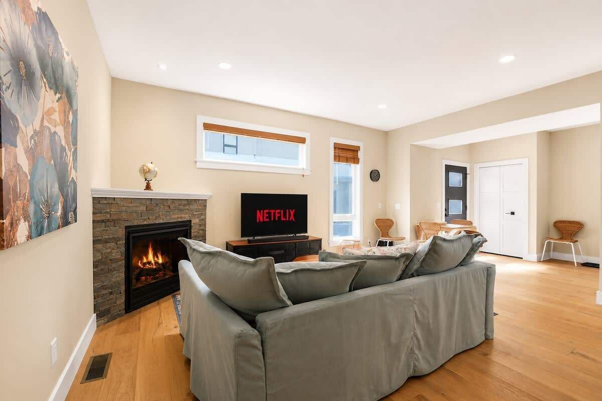 TV, fireplace, offices