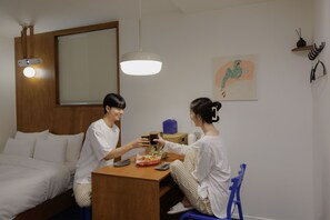 Comfort Double Room, 1 Queen Bed, Non Smoking | In-room dining