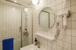 Doppia Standard | Bagno | Doccia, set di cortesia gratuito, asciugacapelli, pantofole