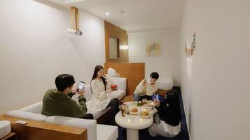 Kamar Quadruple Comfort, 2 Tempat Tidur Queen, Bebas Asap Rokok | Area keluarga | Lantai berpemanas