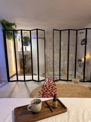 Hair dryer, towels, soap, toilet paper - Serenity Nook Suite (Madrid)