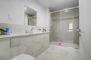 Bathroom - GuestReady - Chic 2-Bed Apartment with Balcony (Manchester)