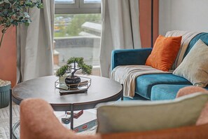 Living area - GuestReady - Chic 2-Bed Apartment with Balcony (Manchester)
