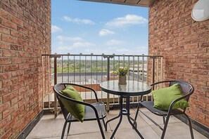 Outdoor dining - GuestReady - Chic 2-Bed Apartment with Balcony (Manchester)
