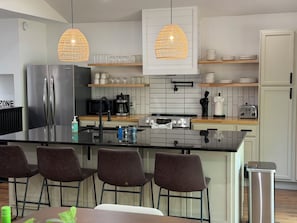 Wasserkocher mit Kaffee-/Teezubehör, Kühlschrank, Mikrowelle, Ofen