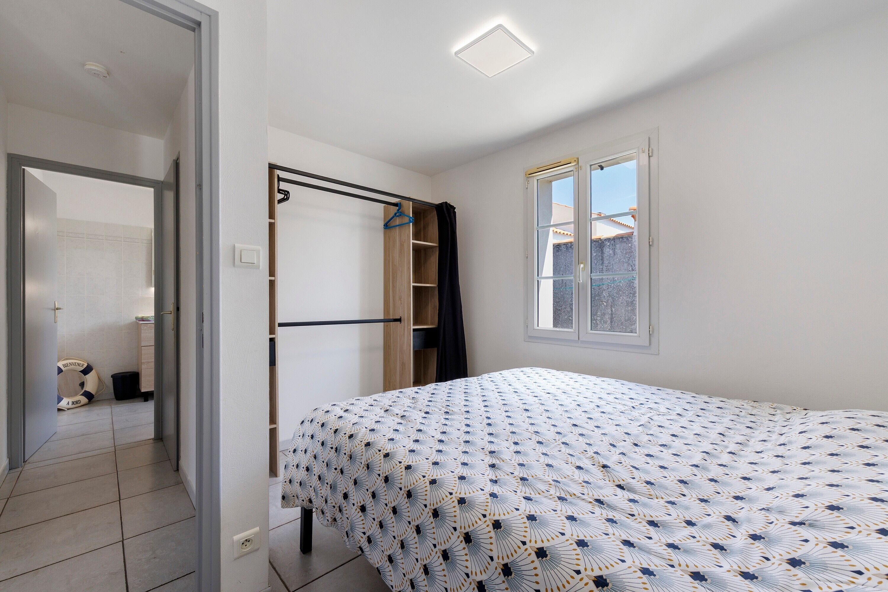WiFi, bed sheets