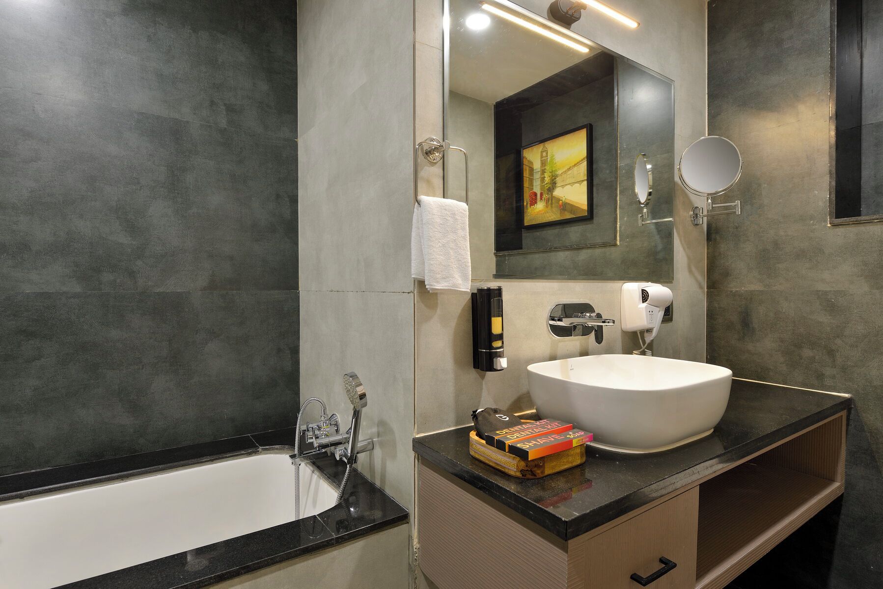 Executive Suite, City View | Bathroom | Hair dryer, towels