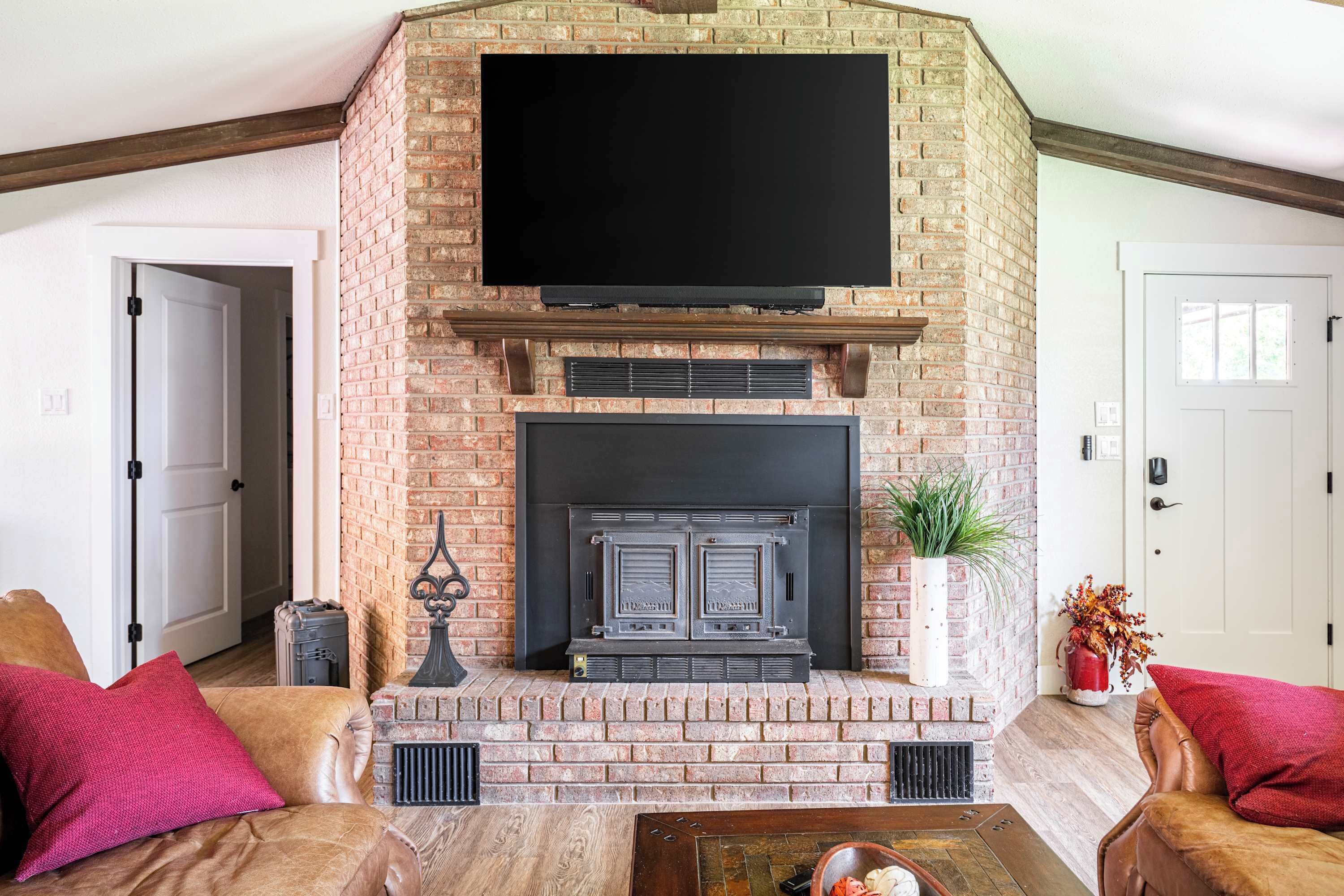 Smart TV, fireplace, table football