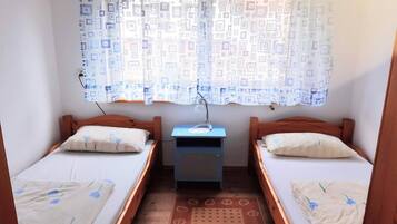 6 bedrooms, iron/ironing board, travel cot, free WiFi