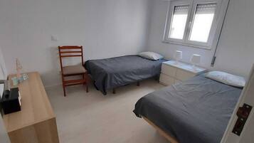 2 chambres, fer et planche à repasser, Wi-Fi, draps fournis