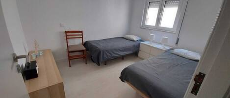 2 habitaciones, tabla de planchar con plancha, wifi y ropa de cama