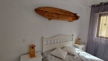 Tabla de planchar con plancha, wifi, ropa de cama