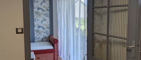 Tabla de planchar con plancha, wifi y ropa de cama