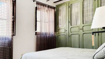 5 bedrooms, WiFi, bed sheets