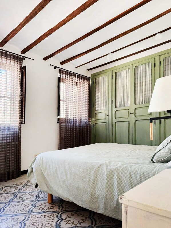 5 bedrooms, WiFi, bed sheets