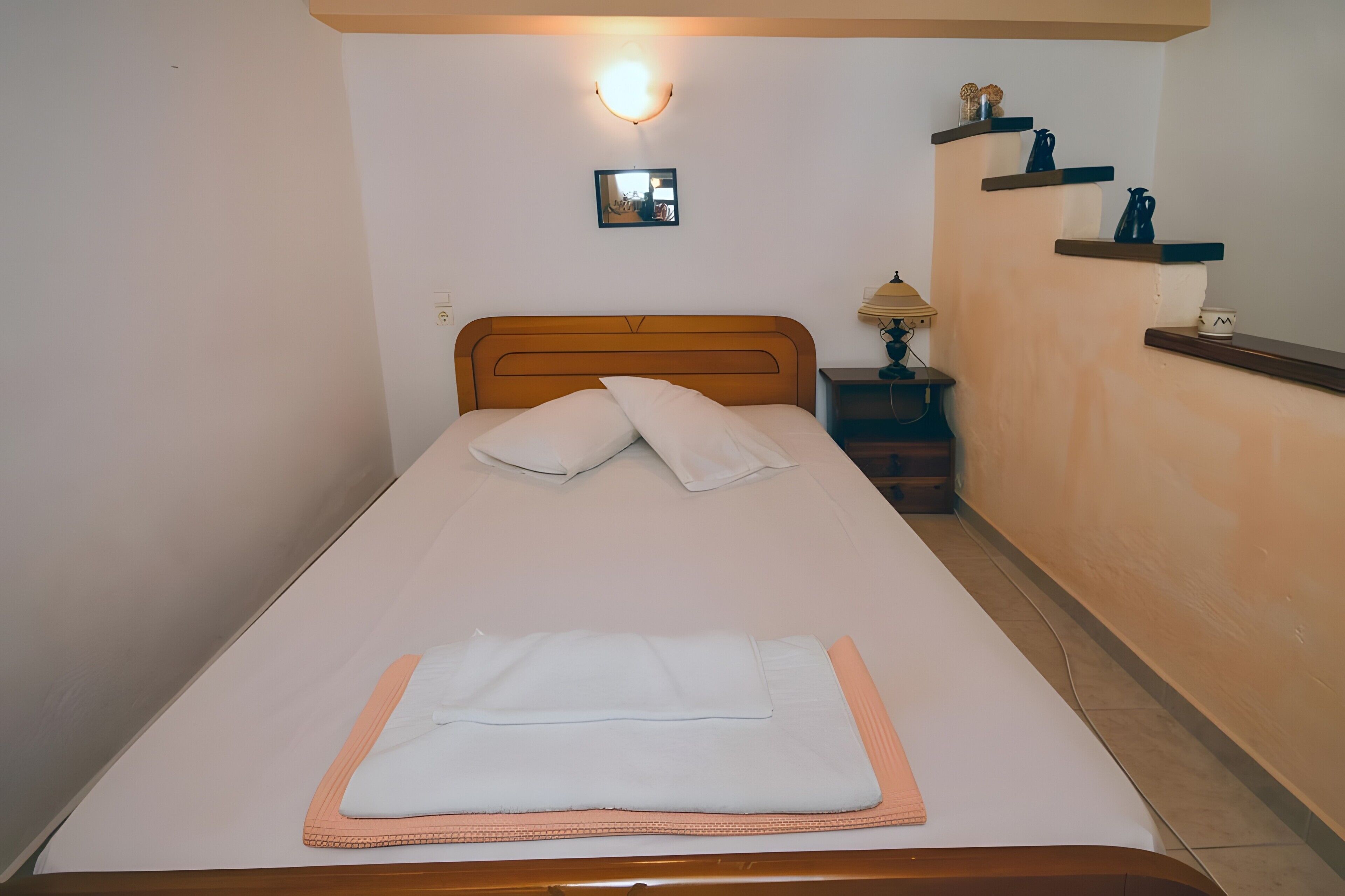 Iron/ironing board, bed sheets