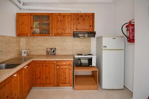 Fridge, oven, stovetop, coffee/tea maker - Apartment 'Classic Corner  No 2' with Wi-Fi and Air Conditioning (Ierapetra)