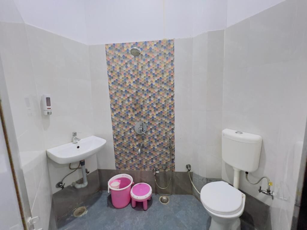 Shower, towels, soap, shampoo