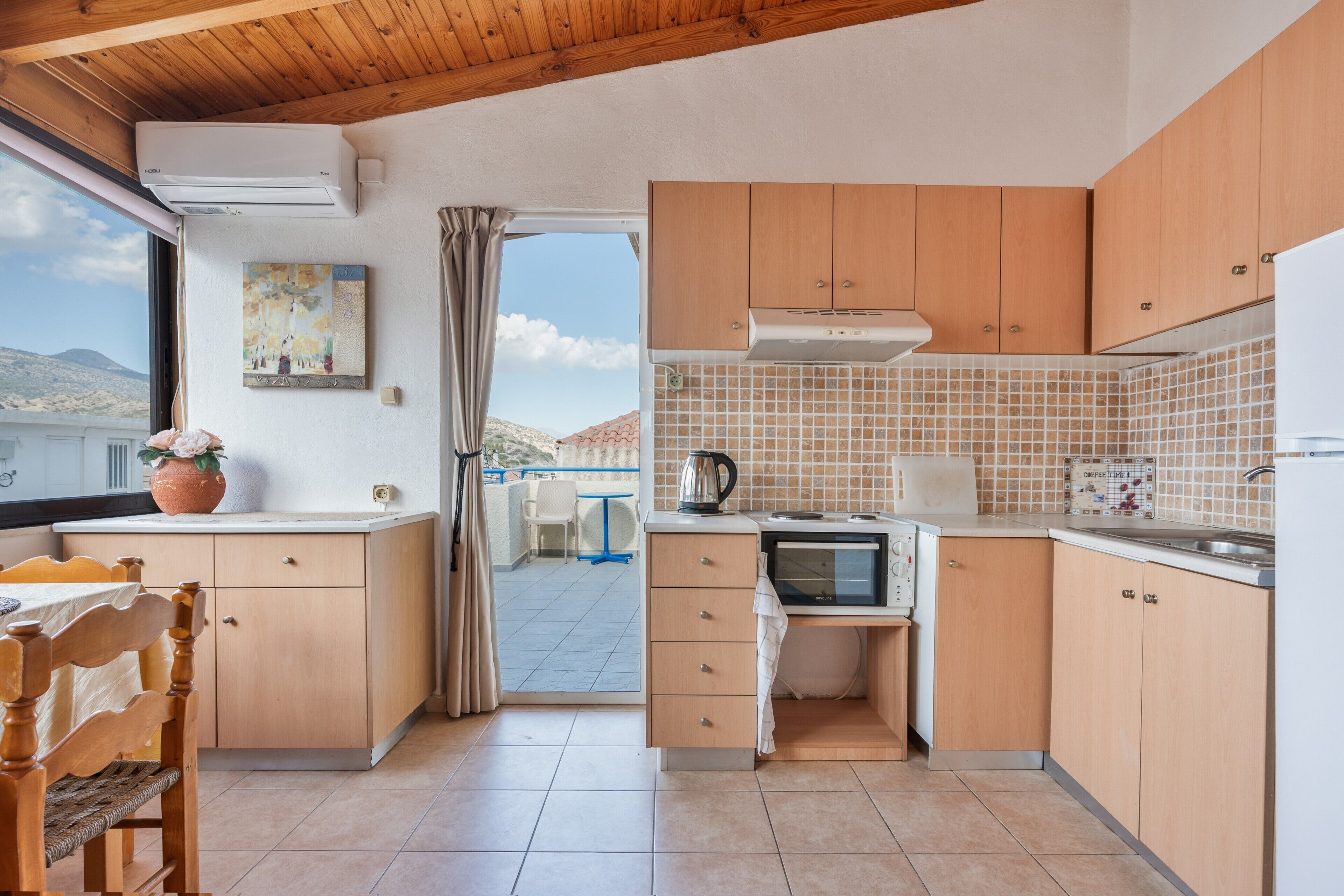 Fridge, oven, stovetop, coffee/tea maker