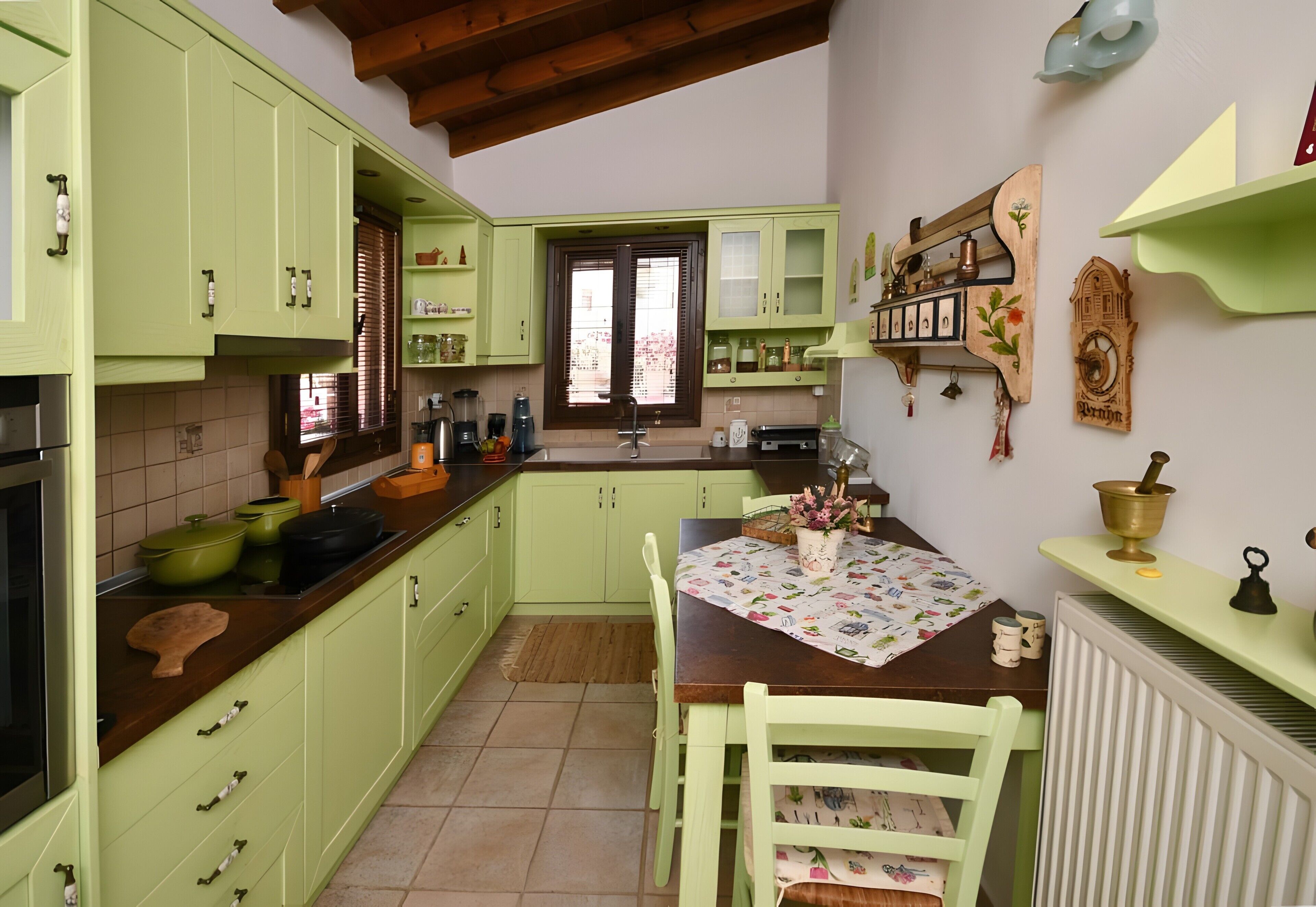 Fridge, oven, stovetop, coffee/tea maker