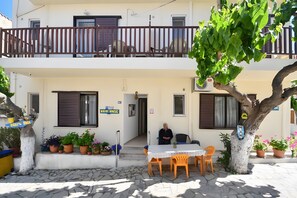 Outdoor dining - Studio Apartment 'Deluxe Terrace  No 5' with Sea View, Wi-Fi and Air Conditioning (Ierapetra)