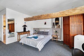 Tabla de planchar con plancha, wifi, ropa de cama