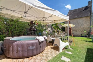 Outdoor spa tub - Gîte Des Faluns: SPA, Massages, Private Terrace, Garden, Wi-Fi in Tréfumel, Brittany (Tréfumel)