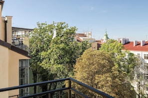 Ein Gebäude mit Glasfassade, einer Treppe und Bäumen im Vordergrund.