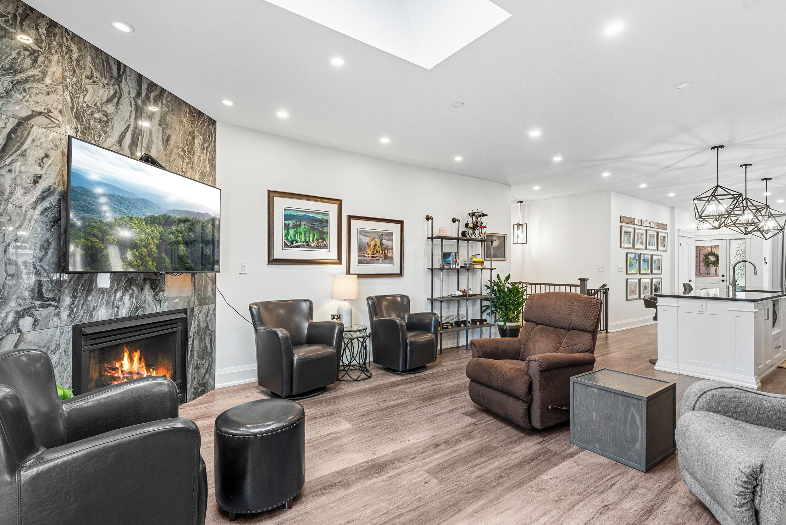 Luxury Home Newly Renovated With Large Kitchen And Living Space. - Clarington