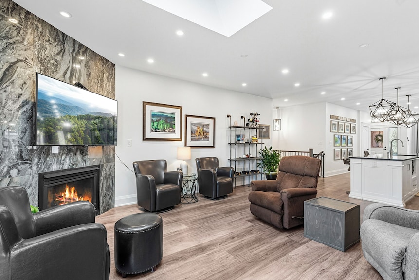 Luxury Home Newly Renovated With Large Kitchen And Living Space. - Clarington