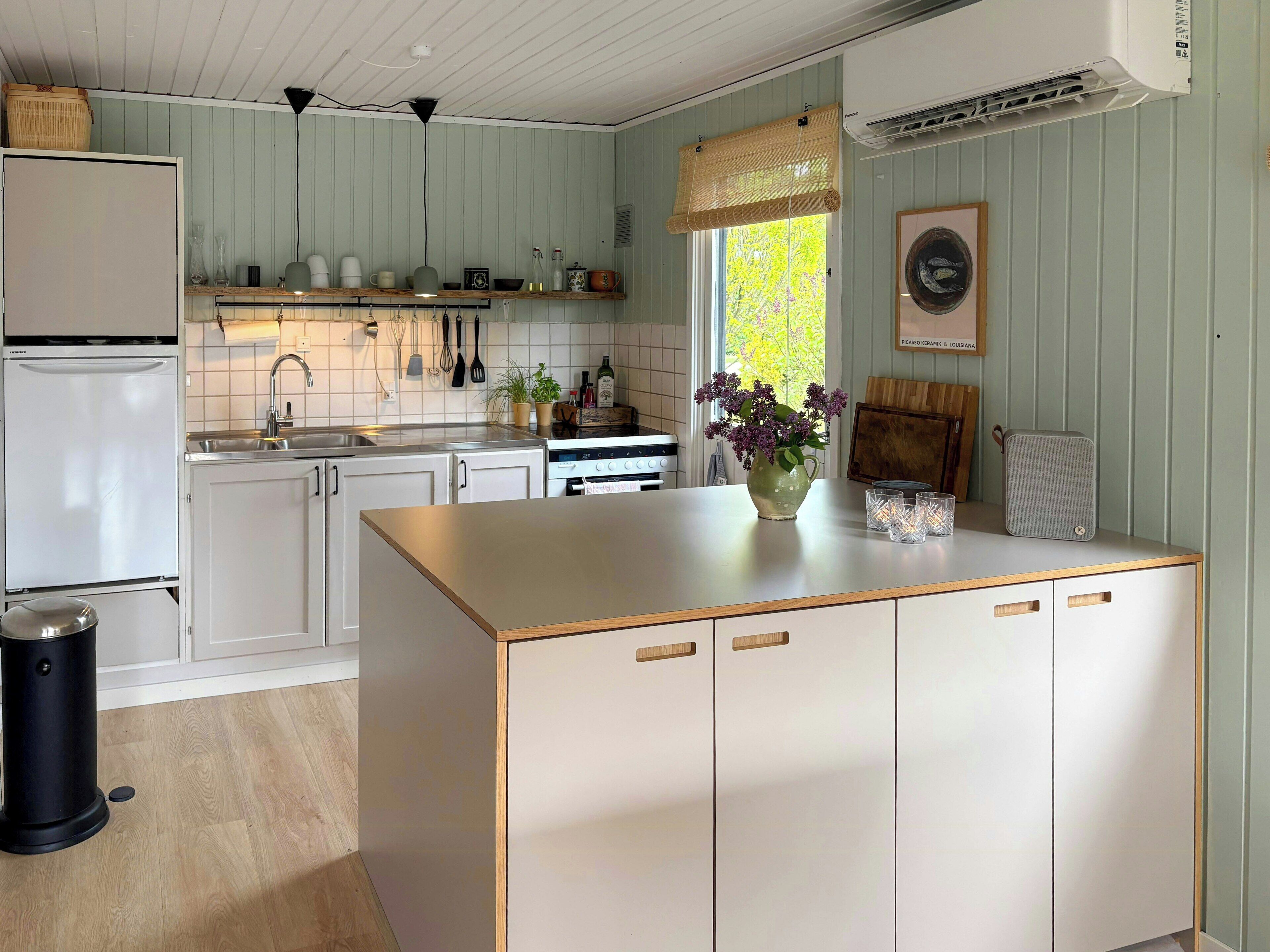 Oven, coffee/tea maker