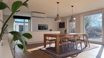 Apartment, 3 Bedrooms, Balcony, City View | Dining room