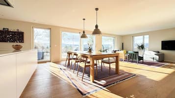 Apartment, 3 Bedrooms, Balcony, City View | Dining room