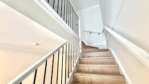 A staircase with wooden steps and white railings. - Spacious Luxury Home of 8 bedroom in Menangle Park (Menangle Park)