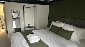 Quarto casal básico, suíte | Cortinas blackout, ferros/tábuas de passar roupa, Wi-Fi de cortesia